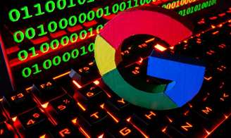 Logotipo do Google em frente a códigos binários. 24/9/2021. REUTERS/Dado Ruvic
