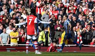 Trossard abriu o marcador para o Brighton com belo no gol no primeiro tempo (Foto: JUSTIN TALLIS / AFP)