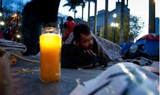 São Paulo amanhece com frio intenso nesta segunda-feira; Governo do Estado acolhe pessoas em situação de rua dentro de estação do metrô