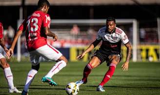 Rogério Ceni recebeu elogios do lateral-esquerdo Reinaldo, um dos destaques da vitória do São Paulo (Foto: Rubens Chiri/Saopaulofc.net)