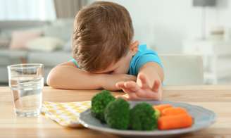 Seu filho não come certos alimentos? Pode ser dificuldade alimentar.
