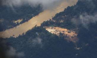 “O foco principal, neste momento, é interromper a prática criminosa e proporcionar a total e efetiva retirada dos não indígenas da Terra Yanomami, preservando os direitos humanos de todos os envolvidos”, informou a PF