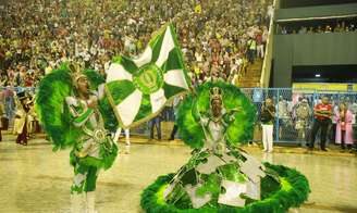 Quem ficar em casa no Carnaval pode acompanhar os desfiles em uma televisão 4K