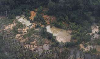 Líder indígena explica que corpos hídricos da terra yanomami estão contaminados por metais pesados, usados pelos garimpeiros no processo de extração ilegal de ouro