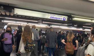 Passageiros enfrentam transtornos na Linha 1-Azul do Metrô de São Paulo.