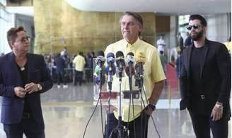 Na época em que era candidato à reeleição pelo PL, o ex-presidente Jair Bolsonaro, recebeu no Palácio da Alvorada, os cantores sertanejos Leonardo e Gusttavo Lima