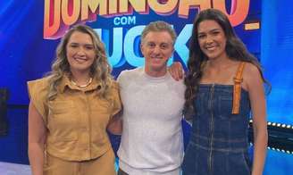 Ana Thaís Matos, Luciano Huck e Renata Silveira durante o ‘Domingão com Huck’ exibido em 16 de julho de 2023