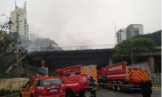 Fogo atingiu viaduto sobre a Avenida 23 de Maio, na região da Liberdade, no centro de São Paulo.