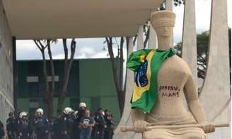 Vandalismo na Estátua da Justiça no idia 8 de janeiro de 2023