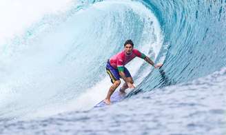 Gabriel Medina surfa nas Olimpíadas. 