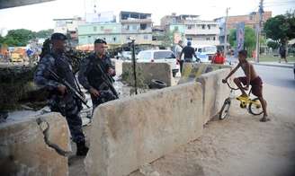 Operação policial na Maré, no Rio de Janeiro. Ação judicial afirma que ações violam direitos humanos fundamentais.