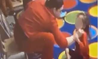 Família vasculha creche em busca de sapato perdido de criança e descobre agressões de funcionária