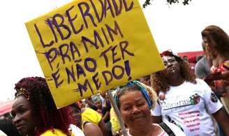 Mulheres fogem de assalto, assédio e preconceito. Pesquisa mostra que 26% não vão ao Carnaval por causa da violência.