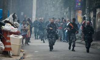 Operação da Polícia Militar em janeiro de 2025 no Complexo do Alemão. Um dos policiais invadiu residência ilegalmente. 