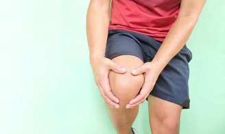 Dor no joelho após os 50 não é sentença de sedentarismo. Avaliação médica e cuidado correto fazem toda a diferença