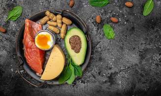 Alimentação equilibrada e acompanhamento médico ajudam a controlar o colesterol alto e reduzir riscos cardiovasculares