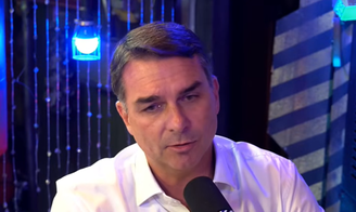 Flávio Bolsonaro explica que decisão do pai se deu por não ter nome para substituir Tarcísio