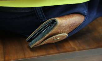 Síndrome da carteira: entenda o risco de sentar com o objeto no bolso