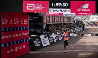 Sabastian Sawe cruza a linha de chegada abaixo de 2h em Londres (Foto: David Cliff for London Marathon Events)