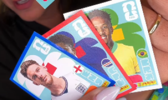 Figurinhas da Copa comprada nos EUA têm a borda com as cores da bandeira do país