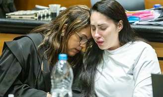 Monique Medeiros (dir.) recebeu perdão judicial, após ser condenada pelo homicídio doloso de seu filho Henry Borel, de 4 anos