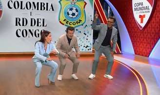 Dunga dança música de Shakira em TV no México.