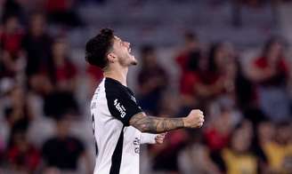 Rodrigo Garro comemora gol e vitória do Corinthians. 