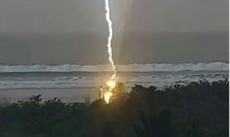 Imagens de câmeras de segurança registraram o momento em que o raio atingiu a praia de SC na tarde de sexta-feira, 28
