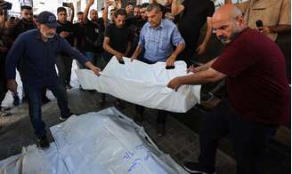 Palestinos participam do funeral de pessoas que morreram em um ataque israelense quando estavam em casa, na cidade de Gaza
10 de setembro de 2026 REUTERS/Dawoud Abu Alkas