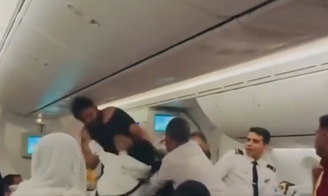 Na briga, um dos passageiros arrancou a camisa do outro