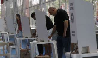 Pessoas votando 