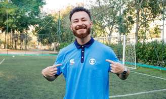 Fred Bruno posa com camisa do setor esportivo da Globo