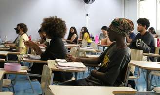Estudantes fazendo prova de vestibular