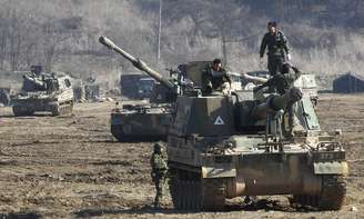 <p>Tanques sul-coreanos manobram durante o exercício militar anual "Key Resolve"</p>