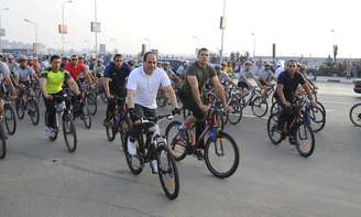 <p>Presidente do Egito, Abdel Fattah al-Sisi (de camiseta branca) anda de bicicleta com centenas de egípcios, nos arredores do colégio militar no Cairo, nesta sexta-feira, 13 de junho</p>