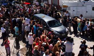 Carro fúnebre com corpo do promotor argentino Alberto Nisman chega ao cemitério La Tablada, nos arredores de Buenos Aires, na Argentina, nesta quinta-feira. 29/01/2015