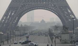 Torre Eiffel some em nuvem de poluição e ameaça franceses