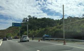 Carro capotou após colisão na rodovia dos Tamoios