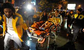 Vítima de ataque em boate de Istambul é levada por equipe médica
