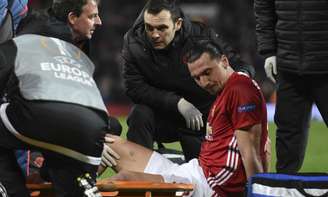 Ibra se lesionou na Liga Europa (Foto: Oli Scarff / AFP)