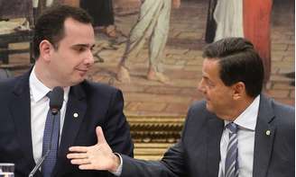 Relator da CCJ para denúncia contra Temer, deputado Sergio Zveiter (à direita) e o presidente da CCJ, Rodrigo Pacheco 10/07/2017 REUTERS/Adriano Machado