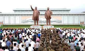 Pessoas se reúnem no 23º aniversário de morte do fundador do país, Kim Il Sung, em Pyongyang. Coreia do Norte
8/7/2017 KCNA/via REUTERS 