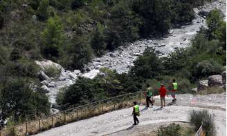 Equipes de resgate vasculham rio onde várias pessoas foram mortas por uma enxurrada na região italiana da Calábria 21/08/2018 REUTERS/Ciro De luca