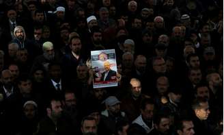 Pessoas comparecem a cerimônia fúnebre em homenagem ao jornalista saudita Jamal Khashoggi em Istambul, na Turquia 16/11/2018 REUTERS/Huseyin Aldemir     