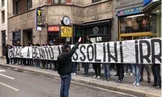 Antes da partida, os 'ultras' posaram com uma faixa de apoio a Benito Mussolini (Foto: Reprodução/Twitter)