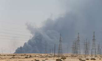 Fumaça gerada por incêndios em instalação petrolífera da Aramco em Abqaiq, Arábia Saudita
REUTERS/Stringer