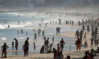 Pessoas aproveitam praia no Rio de Janeiro, apesar de proibição durante a pandemia de Covid-19
21/06/2020
REUTERS/Ricardo Moraes