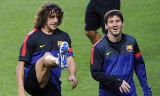 Puyol e Messi foram companheiros no Barça e conquistaram muitos títulos (Foto: PATRICIA DE MELO MOREIRA / AFP)