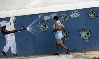 Homem passa por grafite sobre Covid-19 no Rio de Janeiro
07/10/2020
REUTERS/Ricardo Moraes