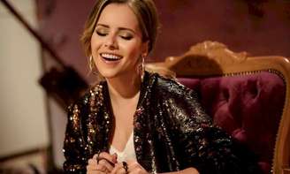 Sandy canta 'Lealdade Coragem Verdade', tema de 'Mulan'